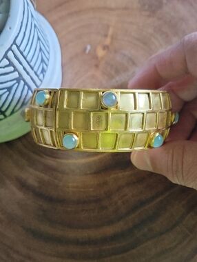 JULIE VOS GOLD-TONE HINGED BANGLE BRACELET WITH LIGHT COLORED STONES   GOLD/BLUE